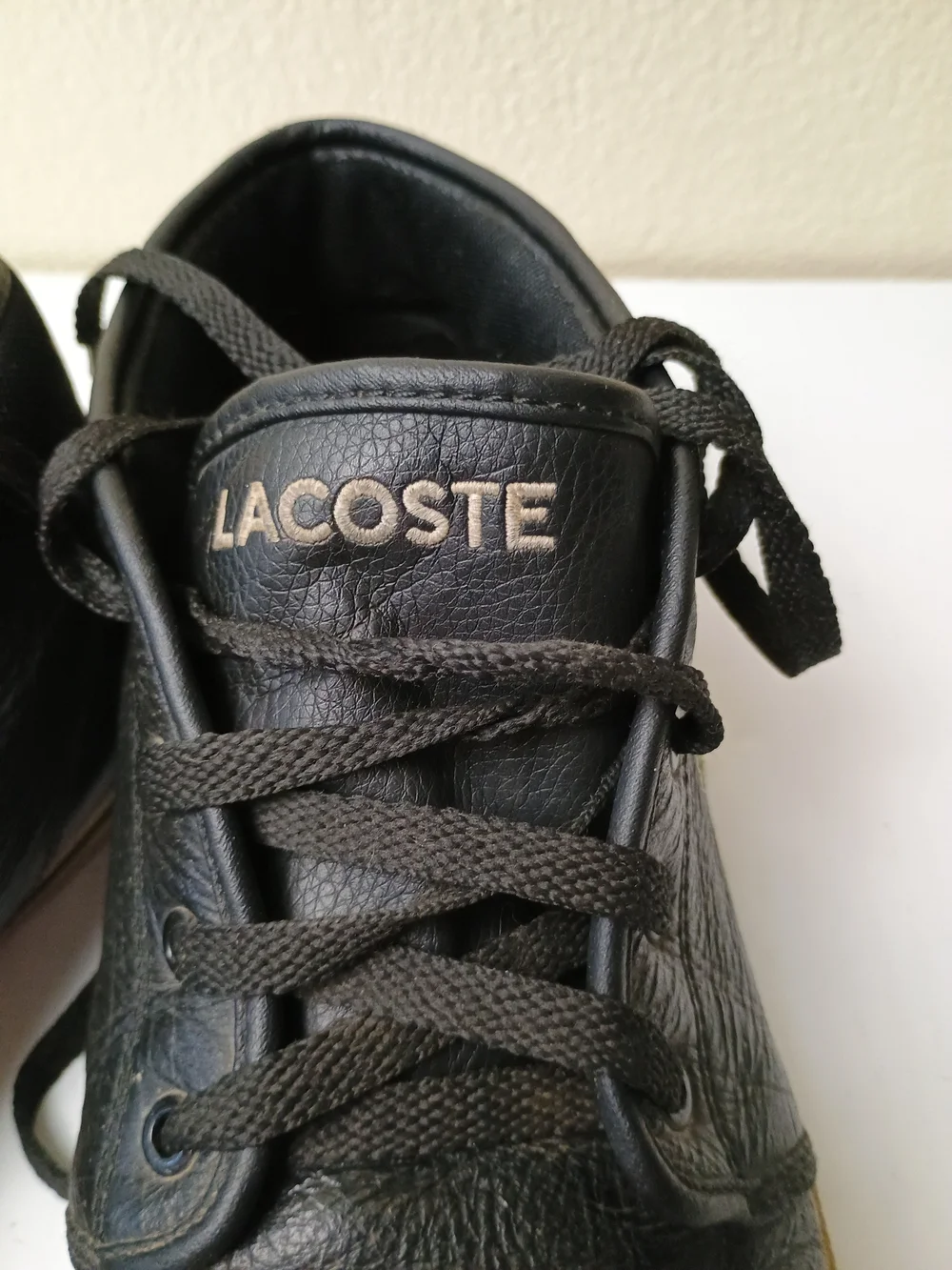 Lacoste Ampthill Men’s Size 10 Black Leather Mid-Top Sneakers - Chukka
